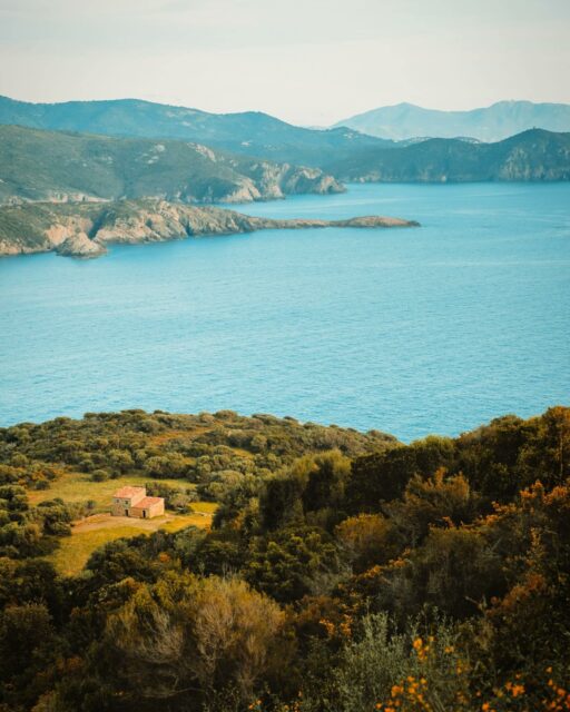 27/04/23 - 18h25 - Vue depuis le Capo Rosso 👁️⛰️ 
•
#corse #corsica #igerscorsica #corse_ile_de_beaute #iledebeaute #corsicaisland #visitcorsica #corsicanlife #instacorsica #caporosso #piana