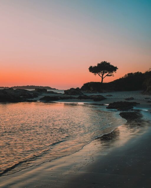 20/05/23 - 21h31 - Tomber par hasard sur l’une des plus belles plages des Côtes d’Armor, pimenter d’un beau coucher de soleil 🌅 
•
#lancieux #cotesdarmor #cotesdarmortourisme #bretagne #brittany #sunset #plage #beach #bretagne_focus_on #bretagnetourisme