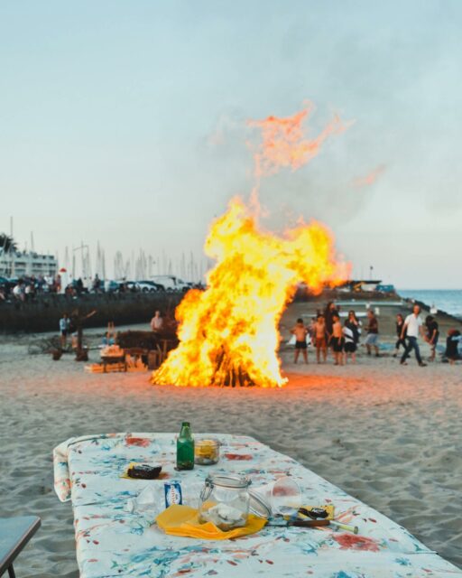 24/06/23 - Ouverture du festival du @collectiflynceus avec un feu 🔥 de la Saint-Jean.
•
#lynceus #lynceusfestival #binic #binicetablessurmer #besurmer #bretagne