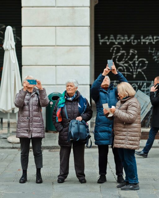 03/01/24 - 12h27 - Copines de doudoune et smartphone 📱🤳👵
•
#genes #tourist #tourism #visiting #instapassport #italia #italy #travelling #turismo