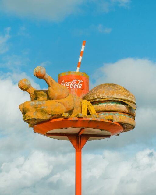 17/03/24 - 16h56 - Le poulet, frites, burger, coca
🍗 🍟 🍔🥤
#enseignevintage #enseigne #burger #poulet #frites #cocacola #normandie #regionnormandie #manche #cestbeaulamanche #chicken