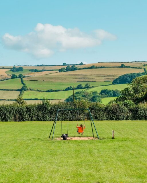 28/07/24 - 08h32 - Balançoire avec vue 🏞️
.
#dorset #dorsetcoast #dorsetlife #puncknowle #visitdorset #balancoire #visituk