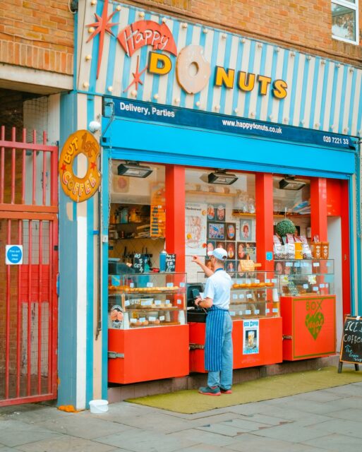 04/08/24 - 18h26 -DONUTS 🍩
.
 #london #uk #england #londonlife #unitedkingdom #visitlondon #londoncity #londonlife #thisislondon #ilovelondon #londres #visitengland #donuts #happydonuts #nottinghill #nottinghilllondon