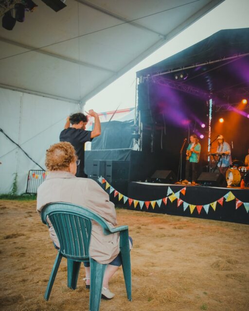 Photo réalisée au @jardin_moderne lors du festival Pies Pala Pop de @des_pies_chicaillent et choisie par @bikini_mag pour illustrer le numéro spécial fêtes 🥳 !

#rennes #fetes #mamie #concert #piespalapop #despieschicaillent #jardinmoderne