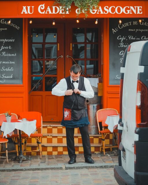 15/02/2025 - 09h54 - Ajuster le costume
🤵🏻👔

#paris #parisfrance #paristourisme #sacrecoeur #placedutertre #montmartre #visitparis