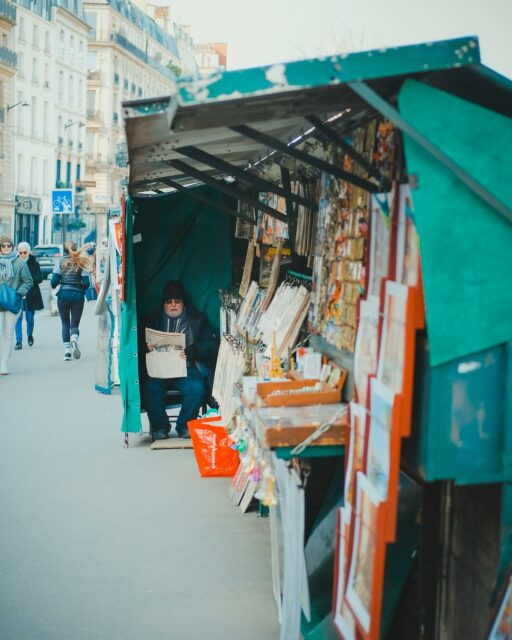 16/02/25 - 14h17 - Bouquiniste en planque 😎

#paris #visitparis #parisfrance #bouquiniste #paristourisme