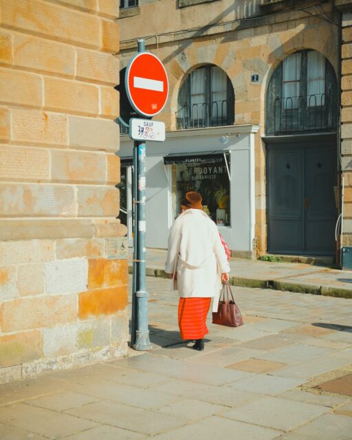 Blanc sur rouge, rien ne bouge, rouge sur blanc, tout fout le camp ! 🔴⚪️
•
#rennes #rouge #blanc #streetphotography