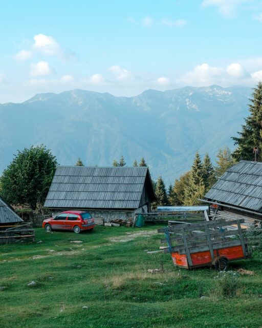 21/07/25 - 6h42 - Réveil matinal sur les hauteurs du lac de Bohinj, dans le village en bois de Planina Zajamniki.
•
•
•
•
•
#slovenia #slovenija #visitslovenia #slovenia🇸🇮 #sloveniatravel #ifeelslovenia #slovenia_ig #feelslovenia #igslovenia #slowenien #planinazajamniki #triglavnationalpark #triglav #bohinjskojezero #bohinj