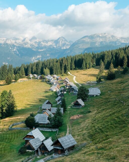 21/07/25 - 07h37 - Point de vue sur l’authentique village en bois Planina Zajamniki avec en arrière-plan le Triglav.
•
•
•
•
•
#slovenia #slovenija #visitslovenia #slovenia🇸🇮 #sloveniatravel #ifeelslovenia #slovenia_ig #feelslovenia #igslovenia #slowenien #planinazajamniki #triglavnationalpark #triglav #bohinj