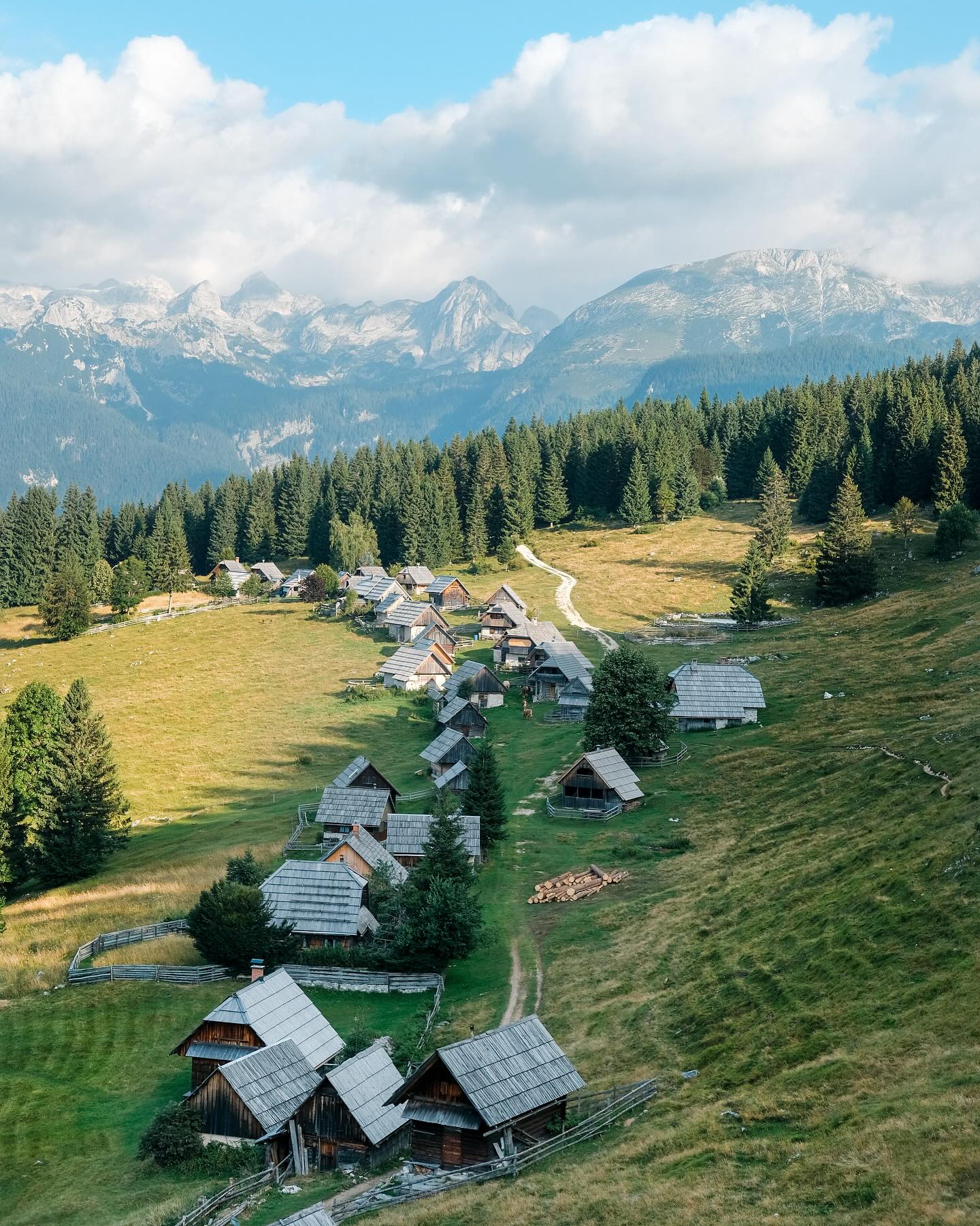 21/07/25 - 07h37 - Point de vue sur l’authentique village en bois Planina Zajamniki avec en arrière-plan le Triglav.
•
•
•
•
•
#slovenia #slovenija #visitslovenia #slovenia🇸🇮 #sloveniatravel #ifeelslovenia #slovenia_ig #feelslovenia #igslovenia #slowenien #planinazajamniki #triglavnationalpark #triglav #bohinj