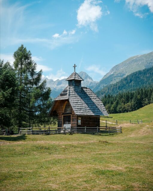 20/07/25 - 18h02 - ⛪️ Amen, La jolie petite chapelle Marije Kraljice miru de Planina Uskovnica
•
•
•
•
•
#slovenia #slovenija #visitslovenia #slovenia🇸🇮 #sloveniatravel #ifeelslovenia #slovenia_ig #feelslovenia #igslovenia #slowenien #planinauskovnica #triglavnationalpark #triglav #bohinjskojezero #bohinj