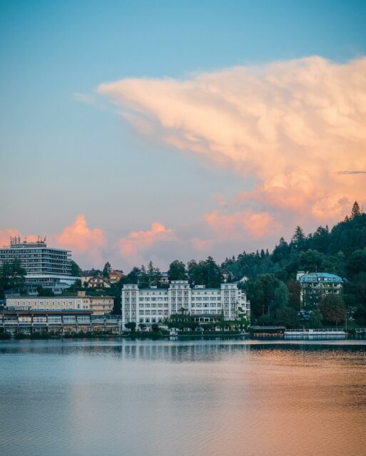 21/07/25 • 20h52 • Le lac de bled au crépuscule 🌅
•
•
•
•
•
#slovenia #slovenija #visitslovenia #slovenia #sloveniatravel #ifeelslovenia #slovenia_ig #feelslovenia #igslovenia #slowenien #lakebled #bledslovenia