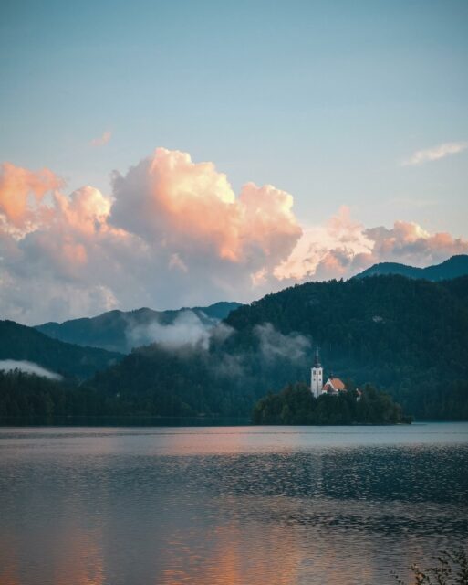 21/07/25 • 21h05 • Paysage emblématique de Slovénie ⛪️
•
•
•
•
•
#slovenia #slovenija #visitslovenia #slovenia #sloveniatravel #ifeelslovenia #slovenia_ig #feelslovenia #igslovenia #slowenien #lakebled #bledslovenia
