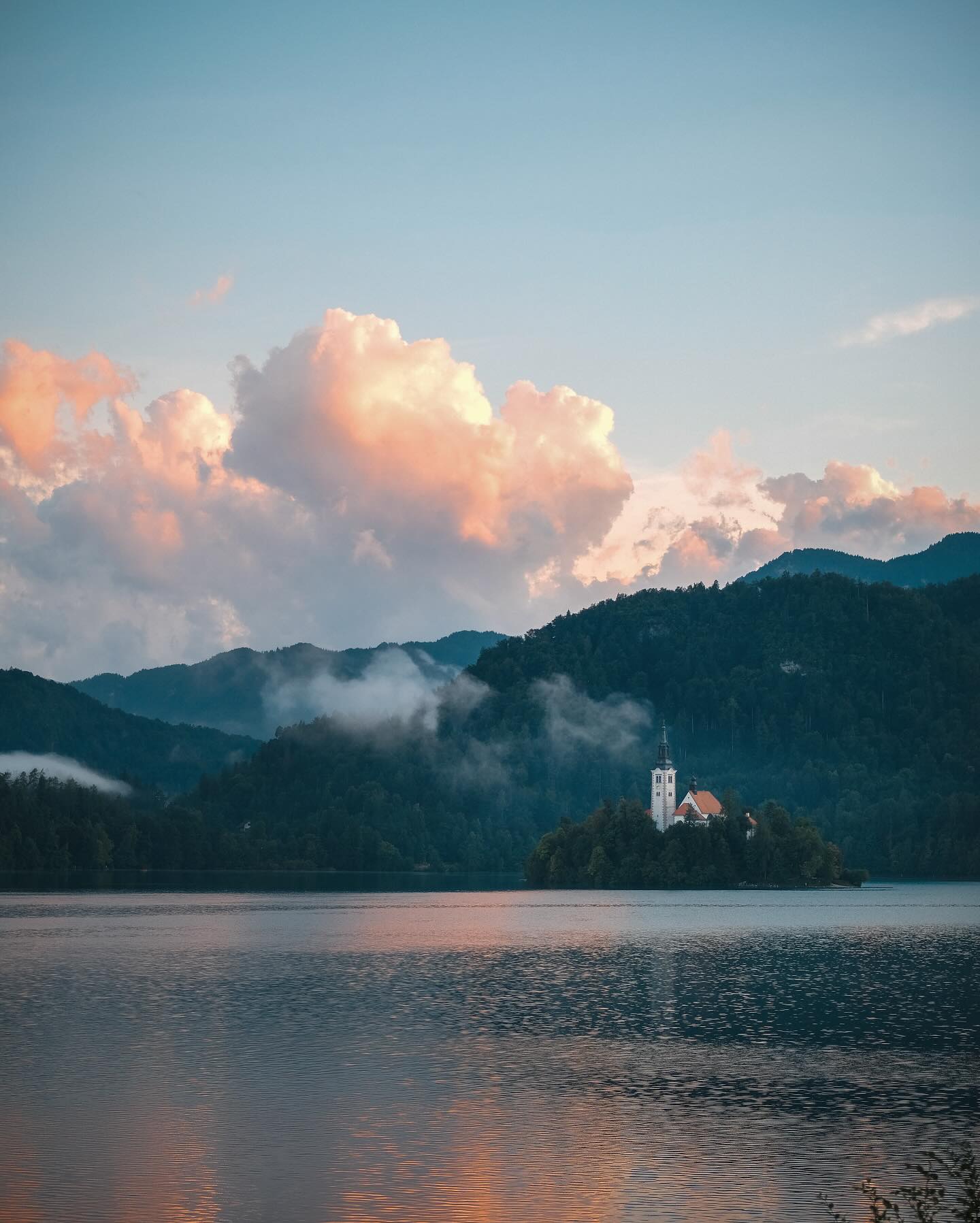 21/07/25 • 21h05 • Paysage emblématique de Slovénie ⛪️
•
•
•
•
•
#slovenia #slovenija #visitslovenia #slovenia #sloveniatravel #ifeelslovenia #slovenia_ig #feelslovenia #igslovenia #slowenien #lakebled #bledslovenia