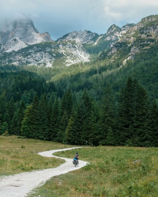 23/07/25 • 10h31 • En route pour l’ascension du Vršič Pass 🚲🏔️
•
•
•
•
•
#slovenia #slovenija #visitslovenia #slovenia #sloveniatravel #ifeelslovenia #slovenia_ig #feelslovenia #igslovenia #slowenien #triglav #triglavnationalpark #vrsic #vrsicpass