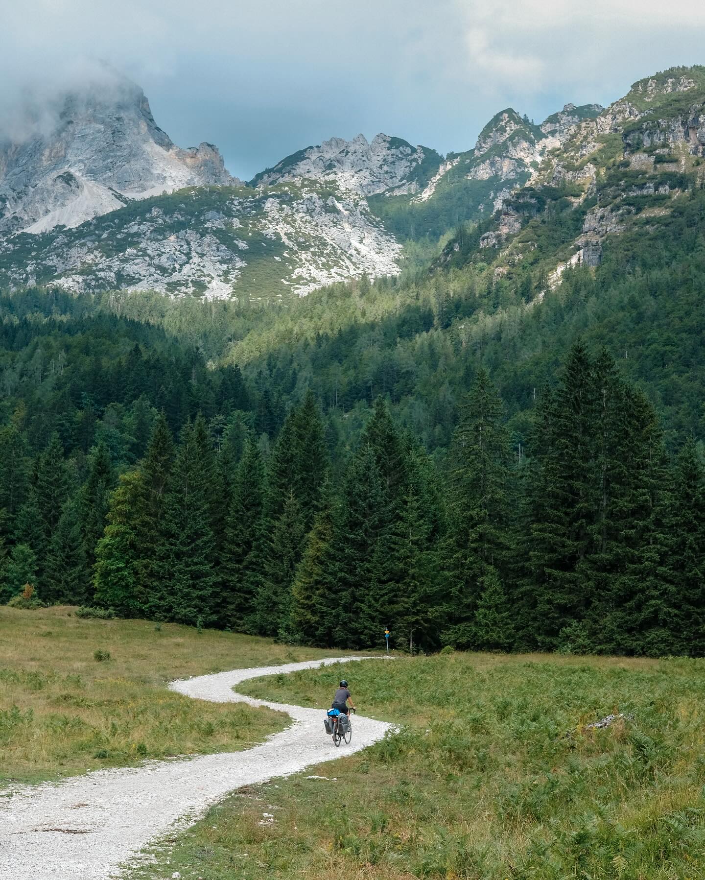 23/07/25 • 10h31 • En route pour l’ascension du Vršič Pass 🚲🏔️
•
•
•
•
•
#slovenia #slovenija #visitslovenia #slovenia #sloveniatravel #ifeelslovenia #slovenia_ig #feelslovenia #igslovenia #slowenien #triglav #triglavnationalpark #vrsic #vrsicpass