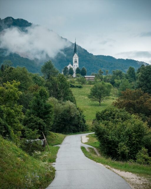 25/07/25 • 14h45 • Drežnica ⛪️⛰️
•
•
•
•
•
#slovenia #slovenija #visitslovenia #slovenia #sloveniatravel #ifeelslovenia #slovenia_ig #feelslovenia #igslovenia #slowenien #dreznica #kobarid #soca #socavalley #julianalps
