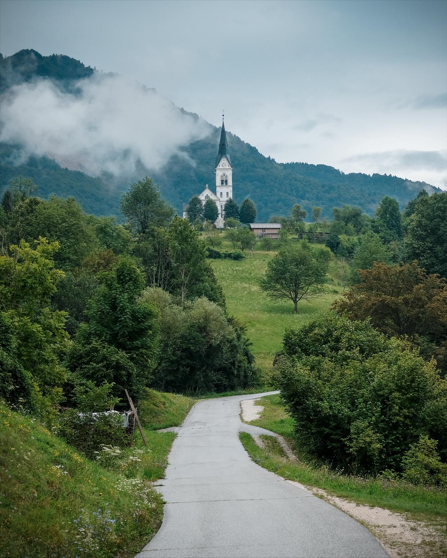 25/07/25 • 14h45 • Drežnica ⛪️⛰️
•
•
•
•
•
#slovenia #slovenija #visitslovenia #slovenia #sloveniatravel #ifeelslovenia #slovenia_ig #feelslovenia #igslovenia #slowenien #dreznica #kobarid #soca #socavalley #julianalps