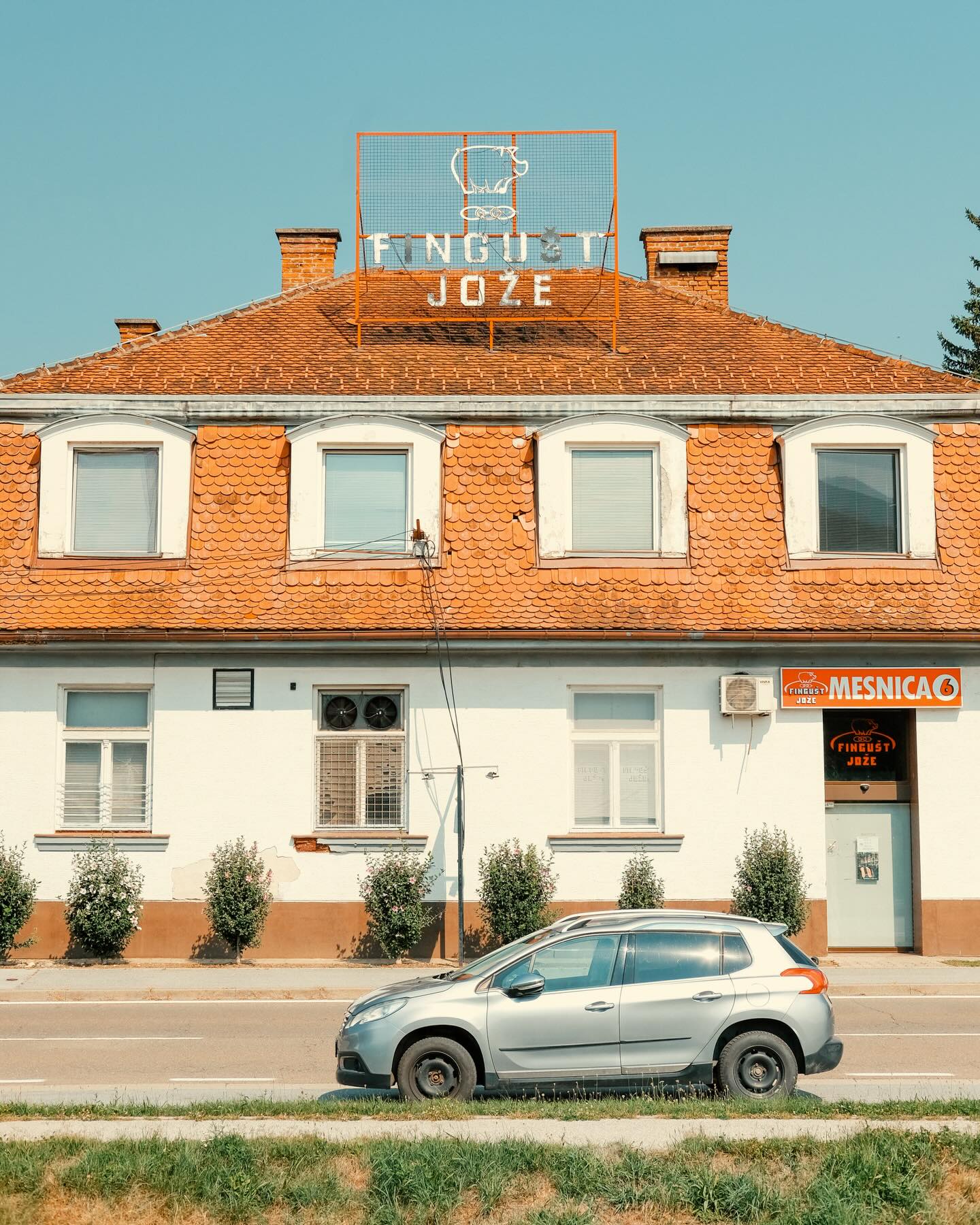 12/08/25 • 11h34 • Enseigne cochon 🐖
•
#slovenia #slovenija #visitslovenia #slovenia #sloveniatravel #ifeelslovenia #slovenia_ig #feelslovenia #igslovenia #slowenien