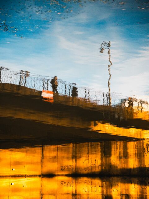 10/12/25 • 16h30 • Photo réalisée pour le programme Janvier > Février des @tombeesdelanuit 
#rennes #reflet #reflection