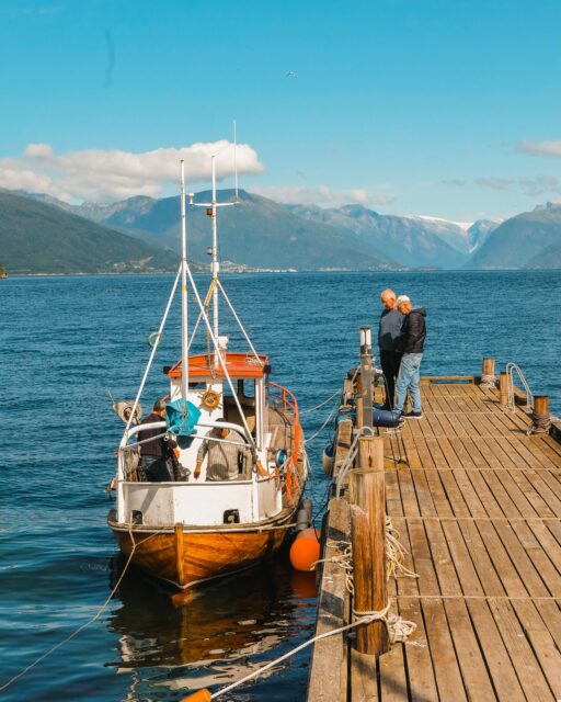04/08/26 • 12h37 • Prêt pour la pêche 🐟 
•
#norway #norge #fjord #vik #sognefjorden
